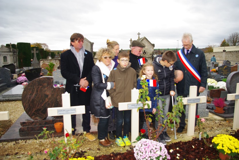 Plusieurs générations devant la tombe de Joseph JANIN