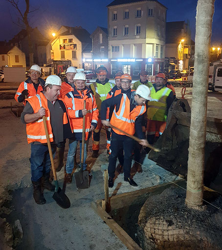 Plantation des six premiers arbres sur la Place du Maréchal Leclercà Château-Thierry dans le sud de l'aisne