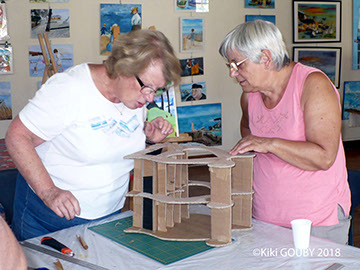 Atelier meubles en carton à l'atelier libre de Condé en Brie dans le sud de l'aisne