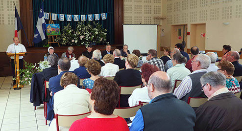 accueil du maire, Bernard Richard ; à la table : Anne-Marie Langou, Pierre Moracchini, père Shane Lambert, Denis Sarazin-Charpentier, Bruno Cado