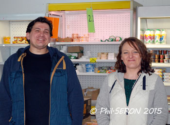 Sandrine et David dans leur magasin de déstockage EUREKA à Bézuet dans l'Aisne