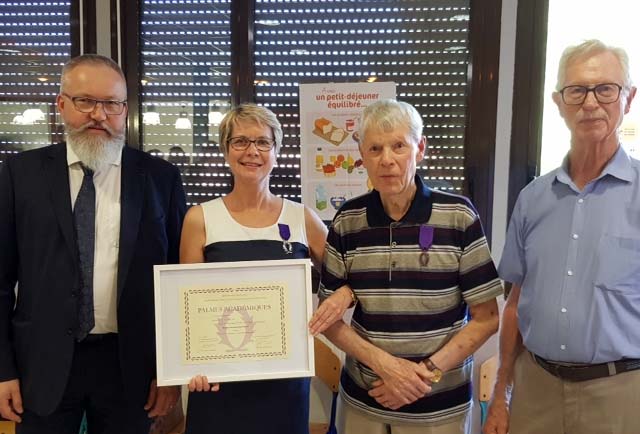 Remise des palmes académiques à Mme Roselyne PETIT, Professeur au collège François TRUFFAUT de Charly sur Marne dans le sud de l'Aisne