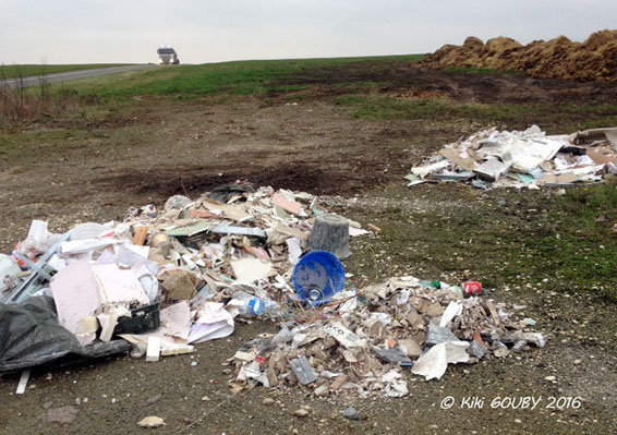 Toujours des déchets versés en bord de route dans le sud de l'Aisne